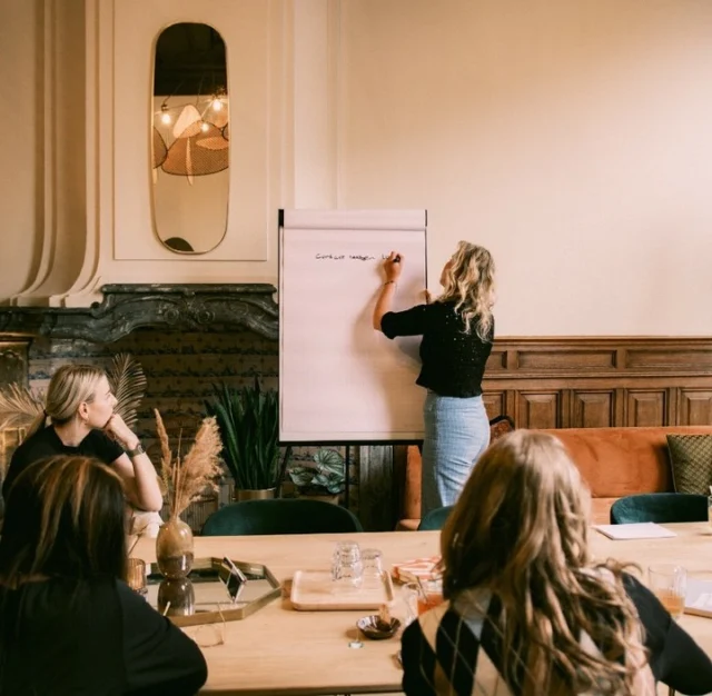 Voelt het als een eindeloze zoektocht?
Nergens lees je écht hoe je nou weddingplanner wordt.
Alle info voelt vaag, versnipperd en je blijft achter met meer vragen dan antwoorden.

Is het dan toch ‘gewoon een droom’?
Nee, zeker niet.
Als ik het kan, dan kan jij het ook. Echt.

Daarom heb ik iets gecreëerd wat ik zélf zo had gewild aan het begin van mijn reis:
De Live Dag – Weddingplanner To Be 

Een intieme, krachtige dag met maximaal 20 vrouwen die dromen van een leven in de trouwbranche.

Niet zweven, maar stappen zetten.
Niet alleen inspiratie, maar ook antwoorden, richting en tools om echt te gaan starten.

Wat je kunt verwachten:
✔️ Een helder stappenplan: van droom naar realiteit
✔️ Concrete tools & praktijkgerichte opdrachten
✔️ Alle ruimte voor jouw vragen – geen vraag is te gek
✔️ Eerlijk inzicht in het vak, de verdiensten en de valkuilen
✔️ Verbinding met anderen én met jezelf
✔️ En ja – we sluiten af met champagne en een grote glimlach 🥂

📅 Zaterdag 28 juli
📍 Een sfeervolle locatie in Utrecht, helemaal in wedding-sferen
👭 Maximaal 20 plekken – dus volop persoonlijke aandacht

Mijn missie?
Jou inspireren, verbinden en versterken.
Zodat jij niet alleen met een hoofd vol kennis, maar ook met vertrouwen en enthousiasme naar huis gaat.

👉 Stuur me een DM met “LIVE DAG” en ik stuur je alle info.

Dromen zijn er om te leven.
Laat mij je dat laten zien.

Liefs, Sophie 🤍
Weddingplanner met liefde voor het vak én voor jouw groei 💍✨